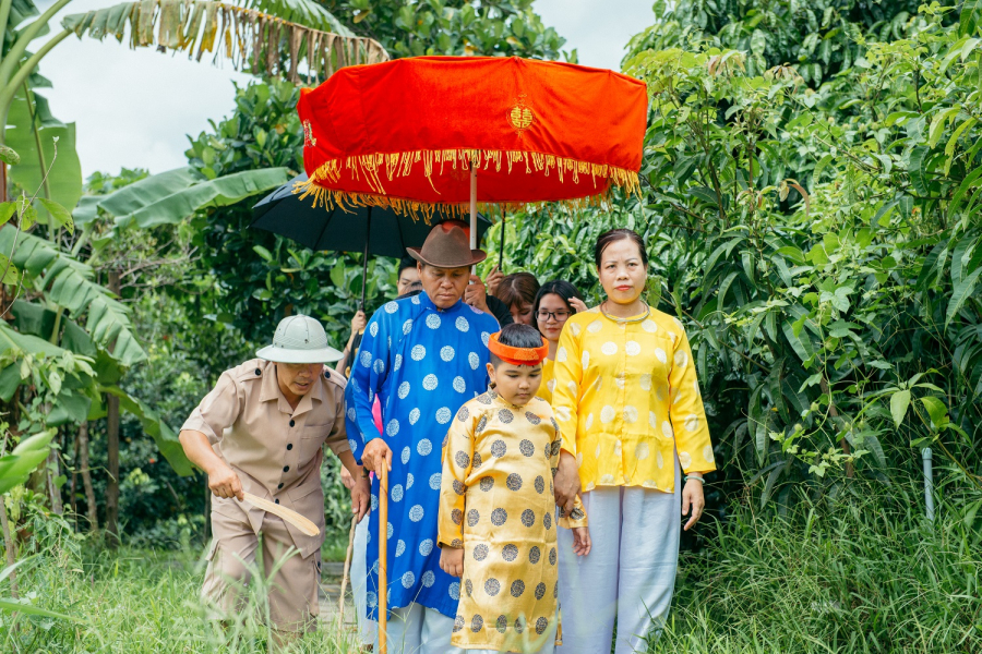 THE LANDSCAPE OWNER VISITS THE VILLAGE (MS001)